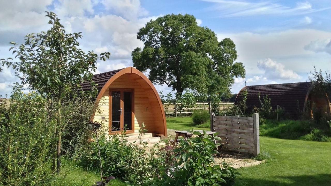 Campion Glamping Pod 호텔 첼튼엄 외부 사진