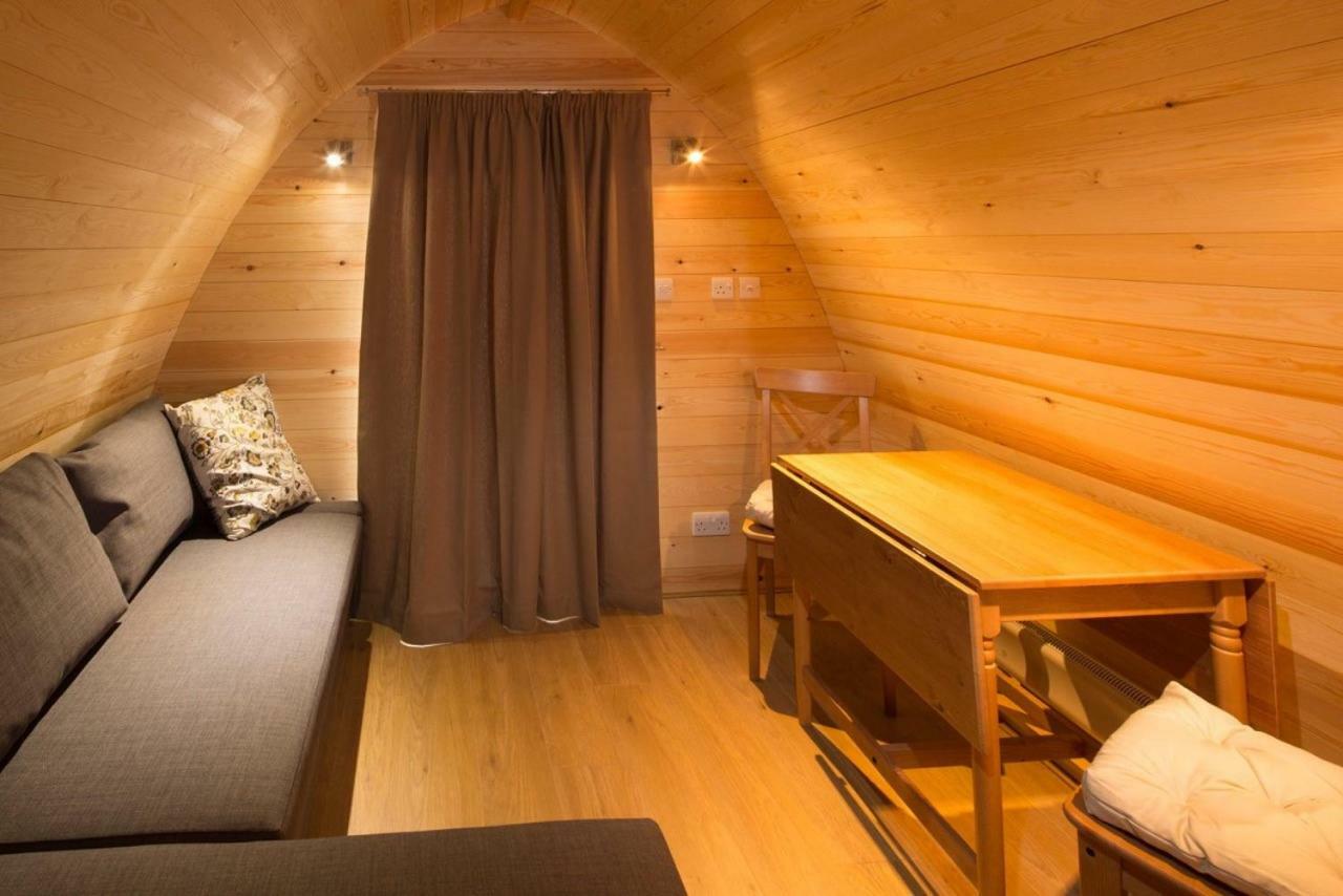 Campion Glamping Pod 호텔 첼튼엄 외부 사진