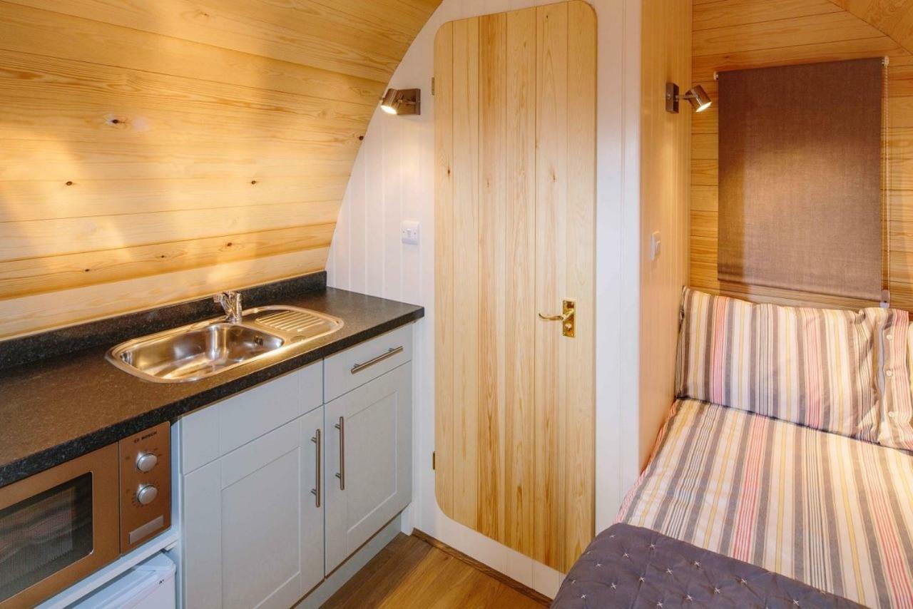 Campion Glamping Pod 호텔 첼튼엄 외부 사진